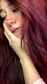 Руду Латиноамериканку Зі Стрункою Фігурою Мацають На Публіці Її Шанувальники