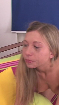 Andi è una ragazza carina che riceve il suo primo bancomat