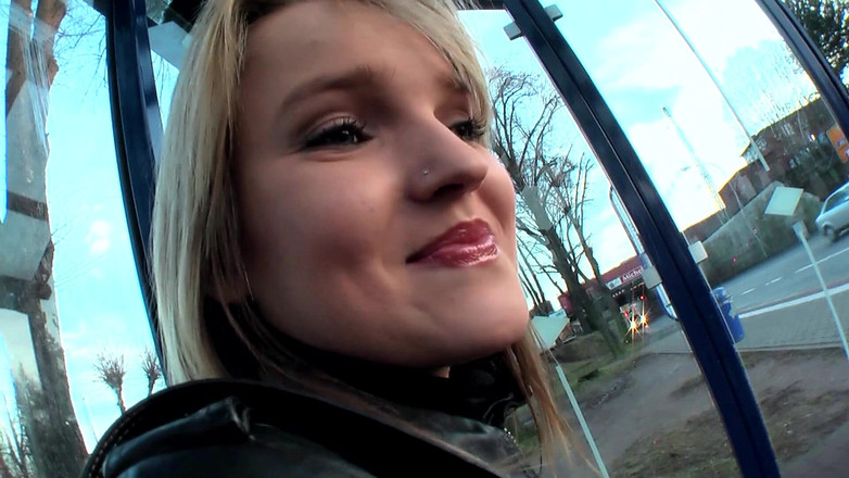 MMV Films and Clips XXX: Sarışın hatun bdsm esaretinde göğüslerini ve oyuncağını azdırıyor