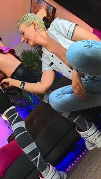 놀라운 장면으로 소년과 함께하는 So Hooot 핸잡!