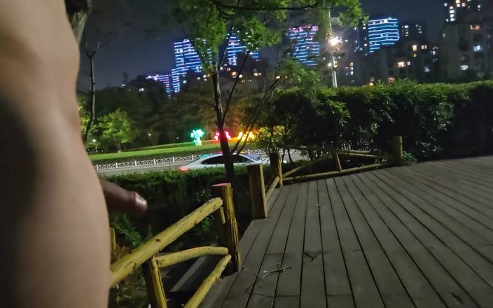 ChineseBisexual: Correndo nua ao longo da rua movimentada e se envolvendo...