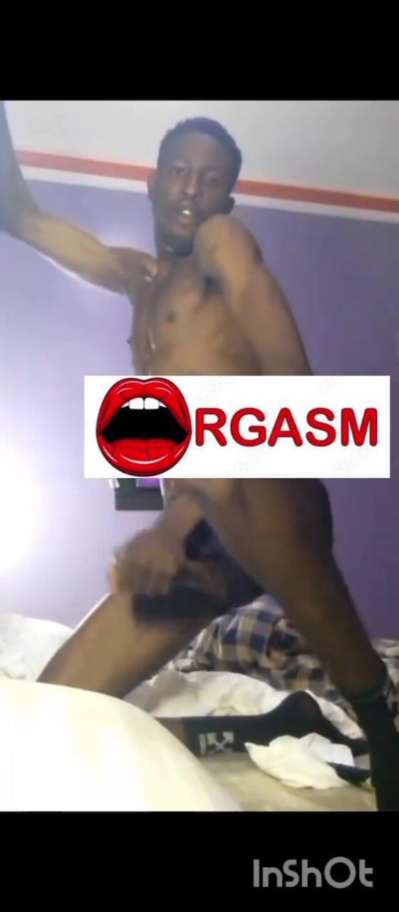 Sweetass132: Masturbându-mi pula neagră și grasă