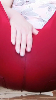 젖어: 거유와 쪼이는 빨간 청바지