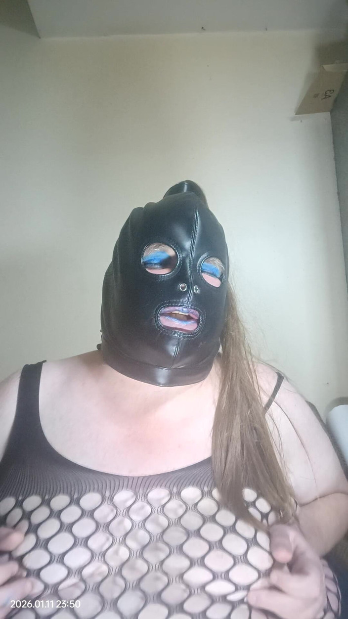 Stephanie-Nicole-TV: Awek montel TV bermain dengan putingnya melalui stoking badan jala.