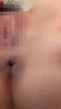 4 Detailní záběry amatérských dívek masturbujících, jasně ukazující jejich kundičku a konečník.
