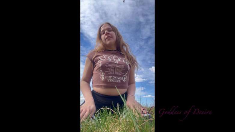 Lily, Goddess of Desire: Chica muestra tetas y coño al aire libre