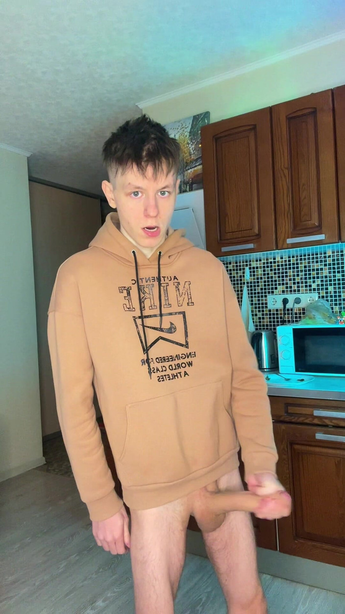 Morflot24: 大きなチンコを撫でるのをやめられず、床に精液が飛び散るまで