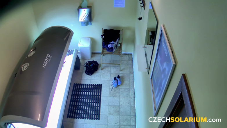 Czech Solarium: Solar ceh 176: brunetă adultă își expune pizda strâmtă în solar