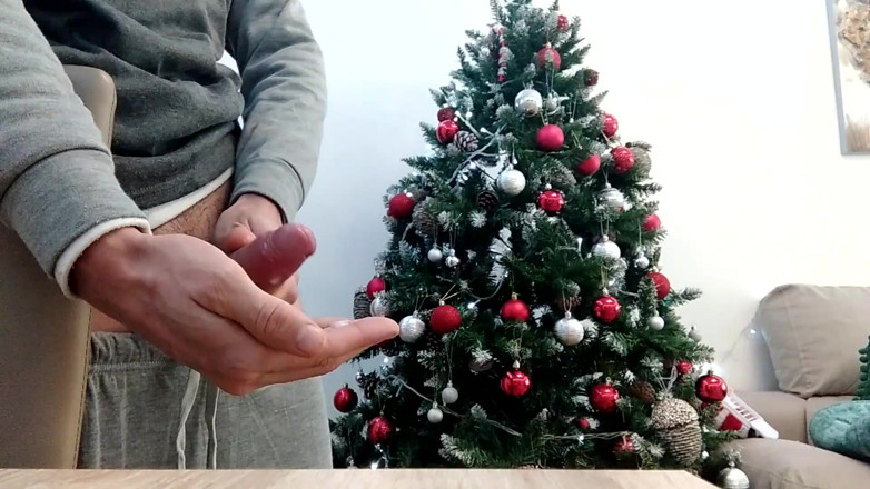 Elvissc: 圣诞快乐英俊男孩穿着睡衣在树前撸管！我想要双性恋的圣诞老人