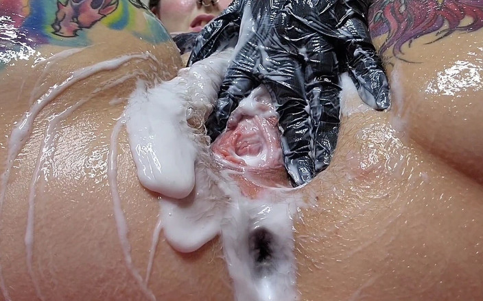 Animer gamer girl: Разогрев только киски в цепочке + фистинг без презерватива / латексная лошадка