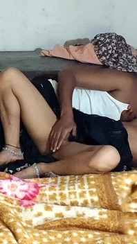 リアル・デシ・インディアン女性、彼氏と初めて締まった膣XXX。ヒンディー語音声。