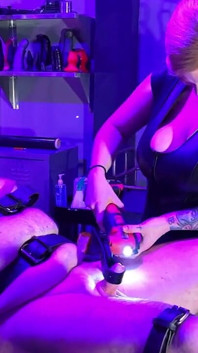 Kruté femdom experimenty - elektrika a intenzivní dojení ptáků