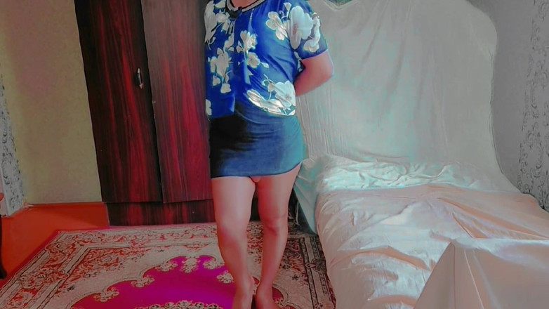 Kitty_Cross: Süße, die in der sommerbrise durch den garten geht