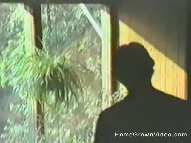 Homegrown Video: Dois caras se revezam em uma loira peituda