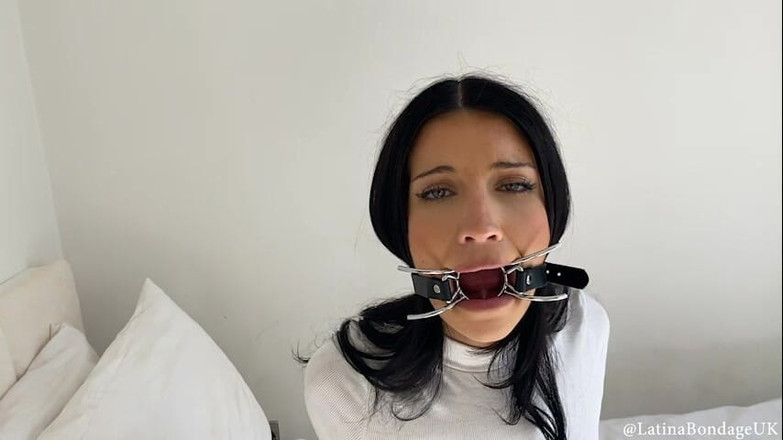 Latina Fetish: Татті отримав кільце з кляпом у роті, з кляпом у роті павука та в наручниках! (mp4 480p)(знижка)