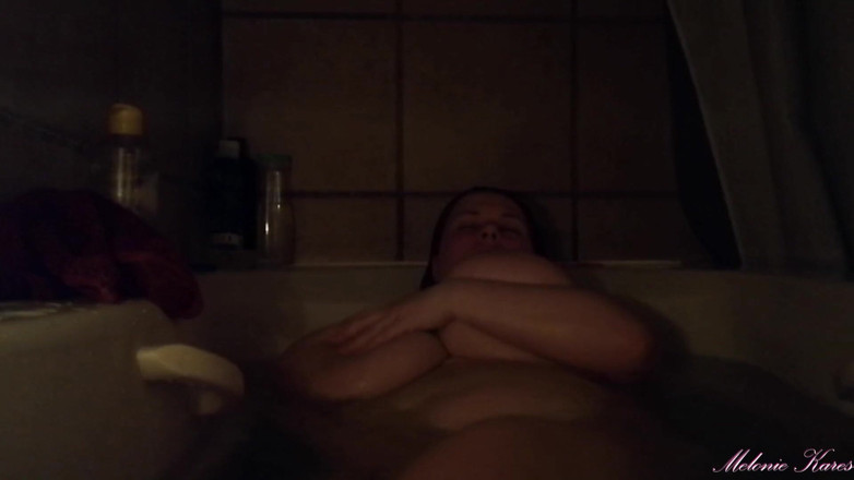 Melonie Kares: Grandota juega con las tetas en el baño con velas...
