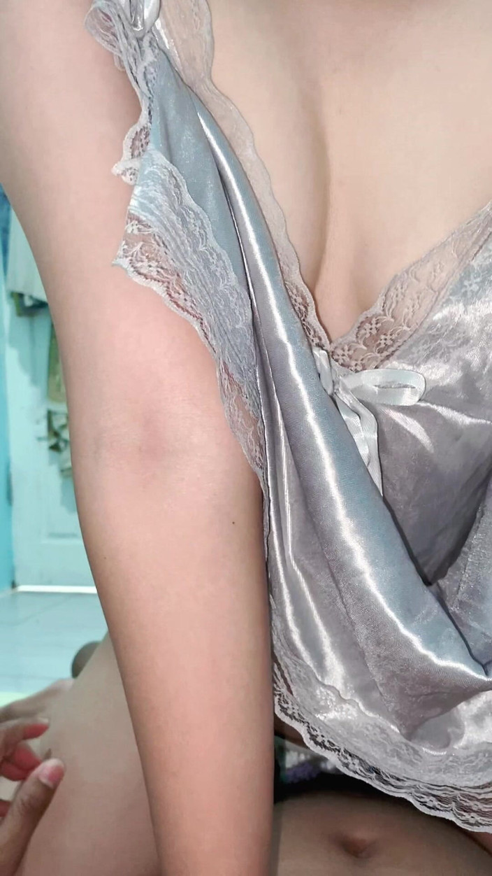 Bella Ivanka: De pikpijpbeurt van een ex-vriendin in de woonkamer