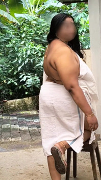 Awek desi dalam penggambaran seksi bertelanjang atas, selepas gambar penggambaran