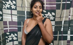 Ateşli Hintli teyze komşuyla erotik seks yapıyor rol yapmaya başladı