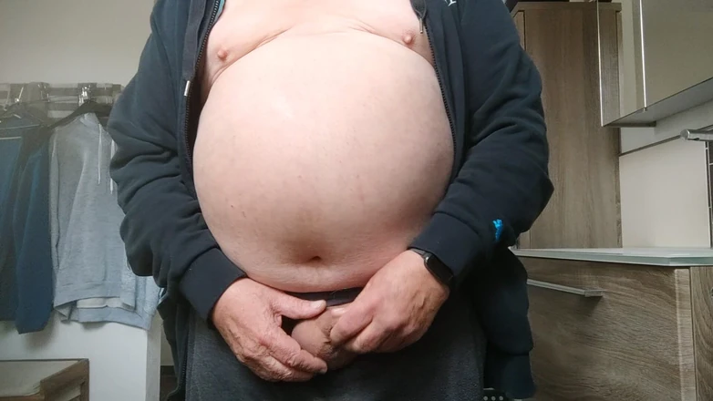 Karlchengeil: Игра с членом после писсинга в одежде