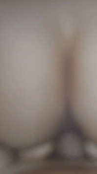 Une MILF sexy au cul parfait chevauche une bite chanceuse