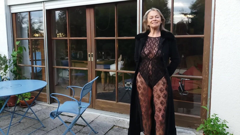 martinawest: Dojrzała kobieta pokazuje się na zewnątrz w koronkowym body!