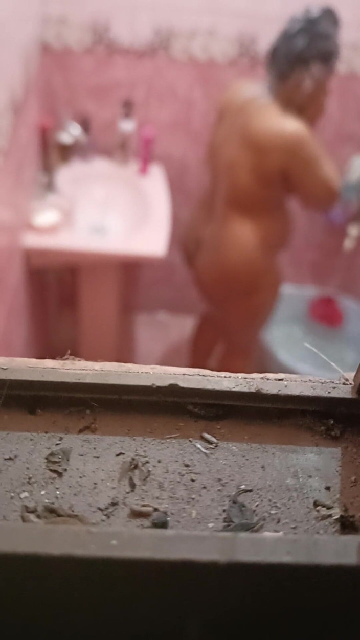 Faryal: Ho fatto un video di bhabhi che si fa un...