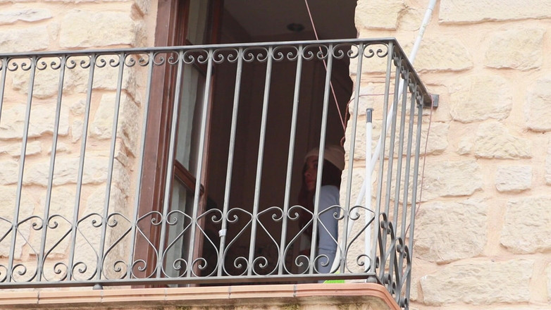 Lissa Brown: Un vicino mi spia e mi ricatta per caricare questo