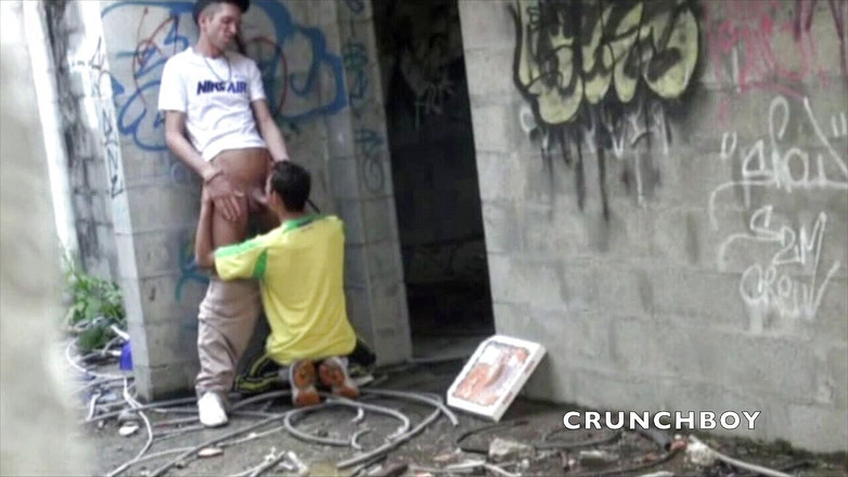 Crunch Boy: Dva mladí fotbalisté po zápase šukají na venkovním místě