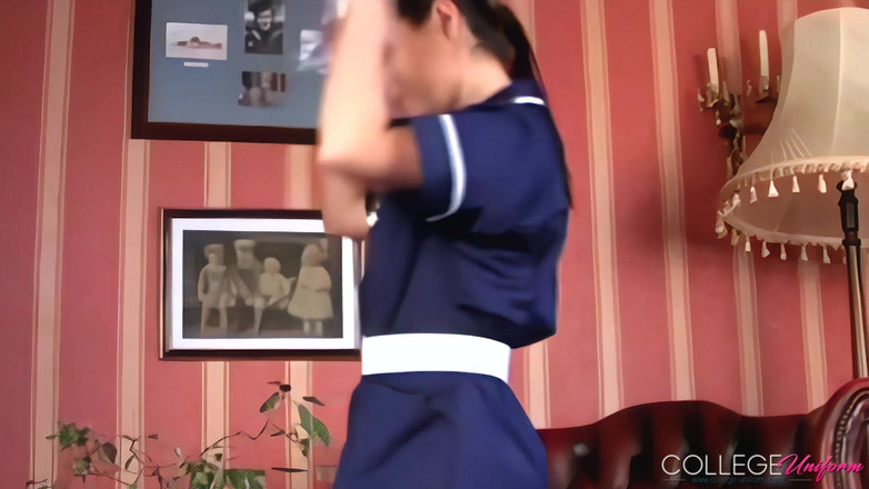 College Uniform: Cuidado Privado Con Jana Mrázková