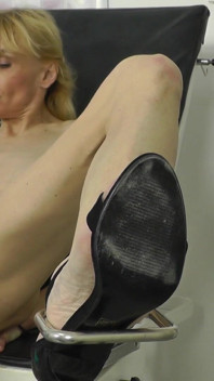 Mature Gyno - eine reife blondine mag pissen und ficken maschine mit ihrem verrückten doc