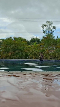 Sperma galleggiante in piscina, sesso duro in acqua, doppio orgasmo