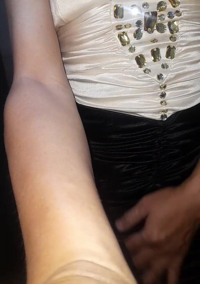 Naomisinka: साटन रेशमी गायक गाउन पहनकर हस्तमैथुन करना