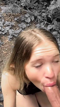 Cewek sange ini lagi asik nyepong kontol sampai tenggorokan