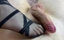 Gloria Gimson: Siyah naylon eldivenli kız arkadaş siyah çoraplı elle muamele ve ayakla...
