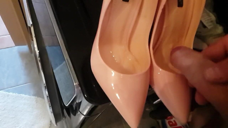 Milosbroz: Sborra sui nuovi tacchi alti sexy della mia ragazza NO...