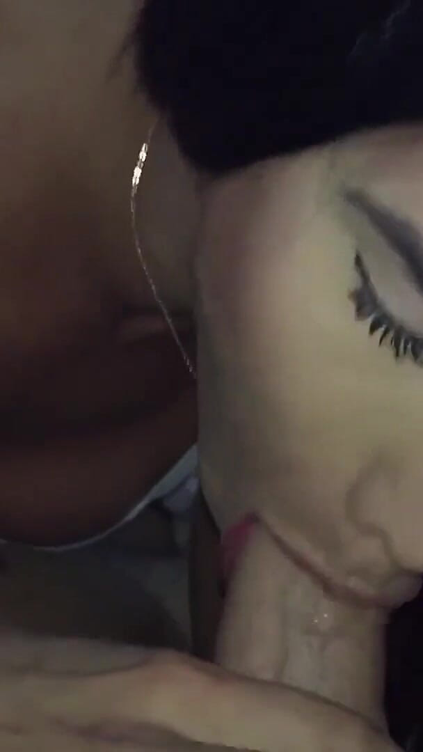 World Tranny: Elle aime vraiment donner son cul serré à une très grosse...