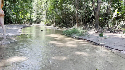 Auroraw: Roken bij de waterval