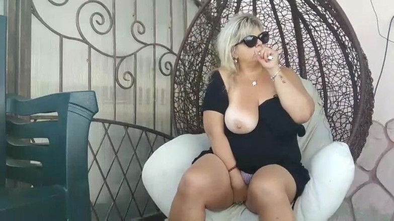 Intim media: İri güzel kadın ateşli orta yaşlı seksi kadın açık havada...