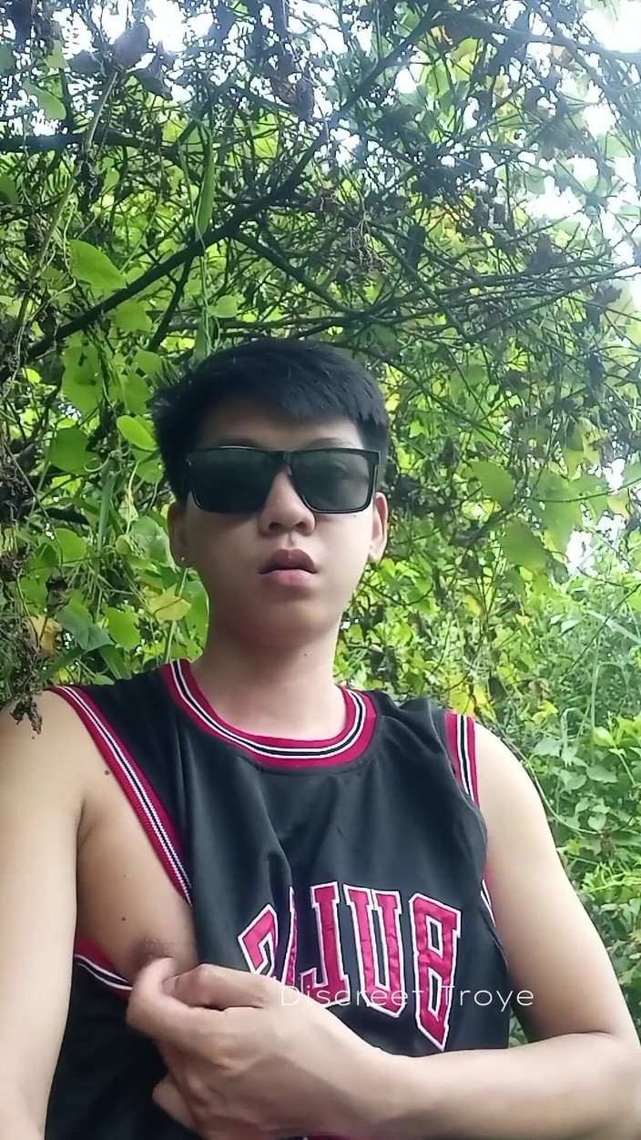 Troye_AsianPinoy: Pinoy basketballer met grote geaderde pik. Buitenshuis masturbatie. Pinoy Jakol
