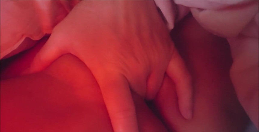 Natalie K: Seksi selamat pagi! Ngusap memek becek dan becekku pakai jari...