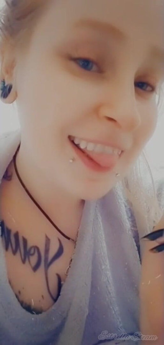 Estrella Steam: Menina com piercings fuma um cigarro