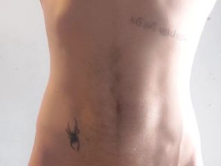 Tattoed Alex: 털이 무성한 몸매와 사정을 과시하다