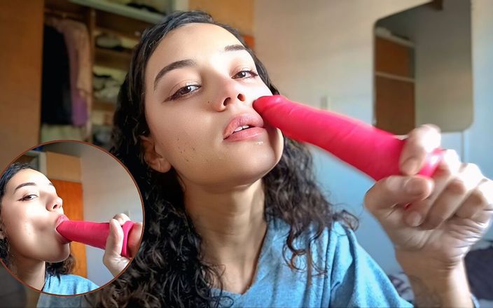 Productoraeros: Latina sexy chupando un consolador, disfrutándolo como si fuera real