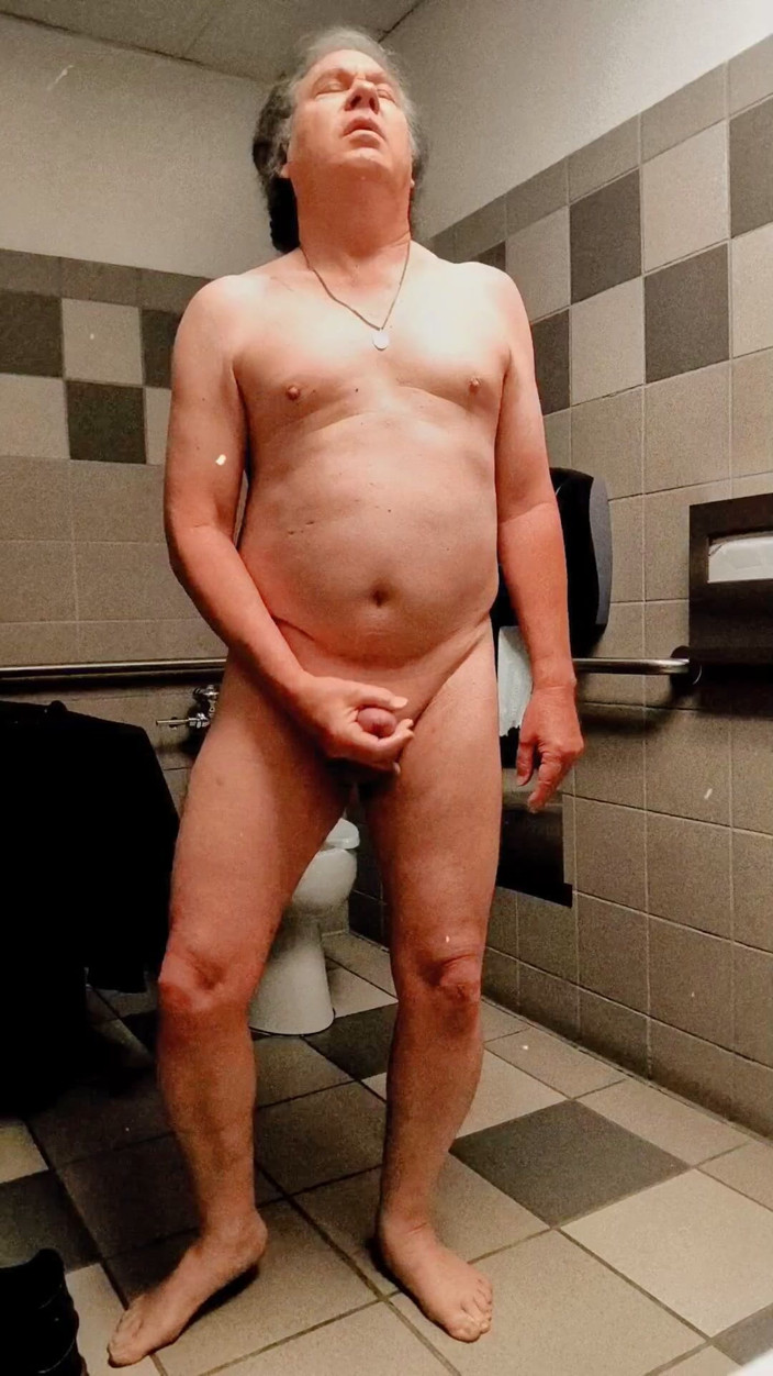 American_Nudist: American_nudist：在公共厕所射精