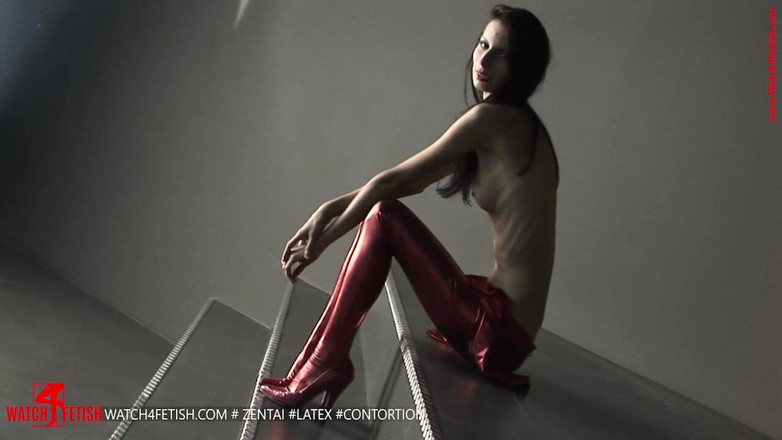 Giant Fem: Dezbrăcare într-un costum de pisică Zentai