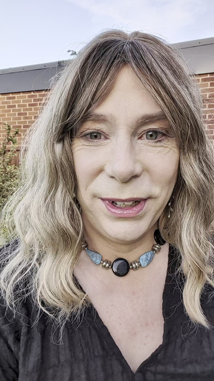 Nikki T Gee: Outdoor Pee!