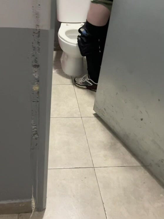 AmateurBoysPissing: Cậu bé mở cabin và bắt bạn đi tiểu
