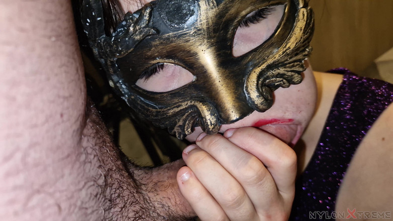 Nylon Xtreme: POV: Elena Clark se joacă cu ciorapi și cizme gri