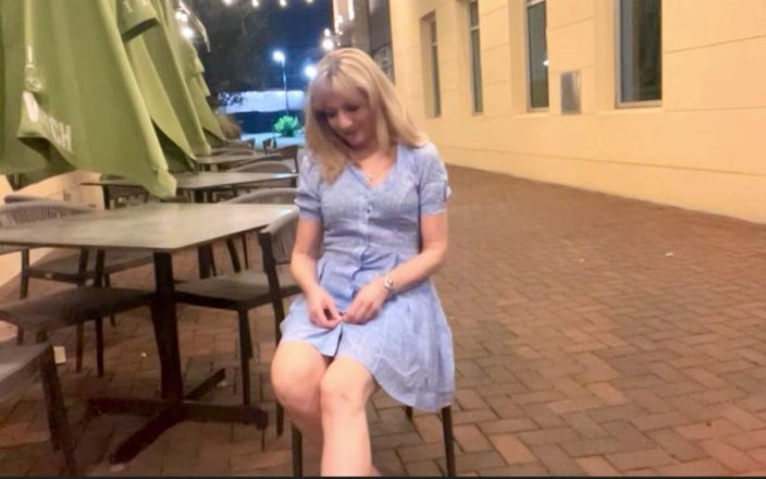 Public Paulina: Paulina stript uit en masturbeert buiten in het restaurant